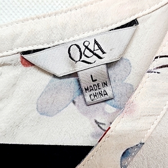 Q & A watercolor floral keyhole neck blouse - Picture 4 of 7